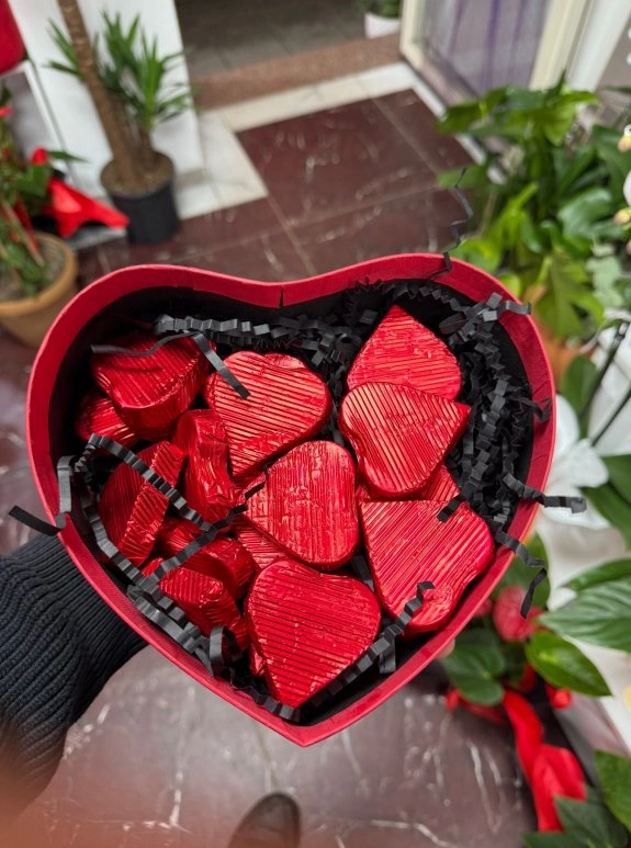 16 Adet Gerçek Çikolata Kırmızı Kalp Kutu Içerisine