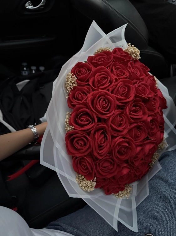 41'Li Yapay Kırmızı Gül Buketi "Transparan Beyaz Fon"