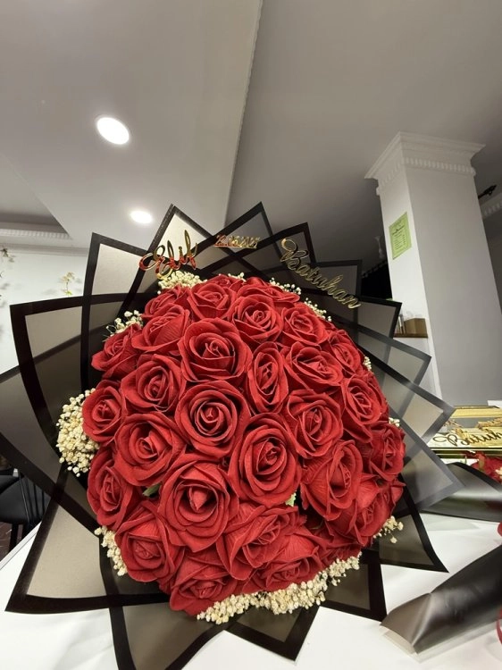 41'Li Yapay Kırmızı Gül Buketi "Transparan Siyah Fon"