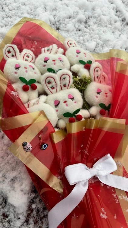 6'Lı Beyaz Peluş Tavşan Buketi